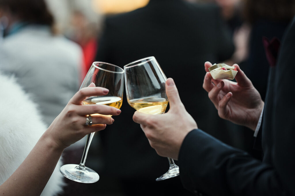 toast-champagne-cocktail-reception-elegante toast-champagne-cocktail-reception-elegante